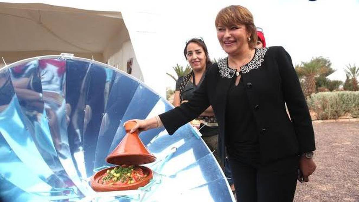 Hakima El Haite découvrant un tajine cuit à l'énergie solaire.
