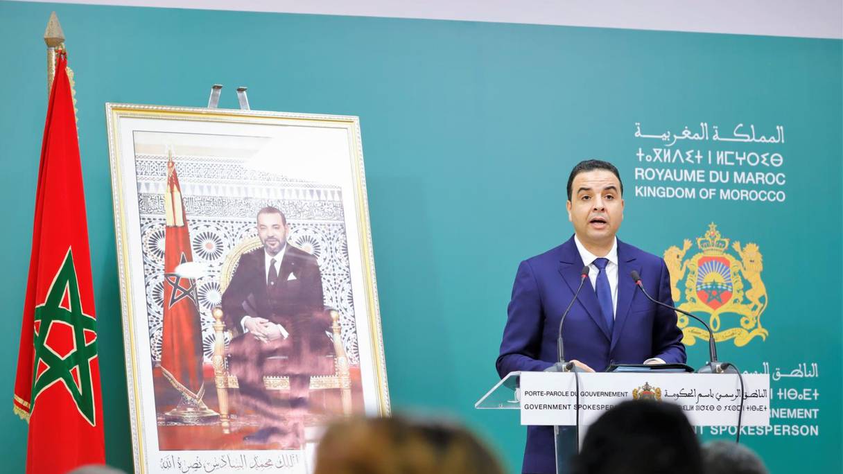 Le ministre délégué auprès du chef du gouvernement chargé des Relations avec le Parlement, porte-parole du gouvernement, Mustapha Baitas, s’exprime au cours du point de presse tenu à l'issue du Conseil de gouvernement, le 24 février 2022, à Rabat.
