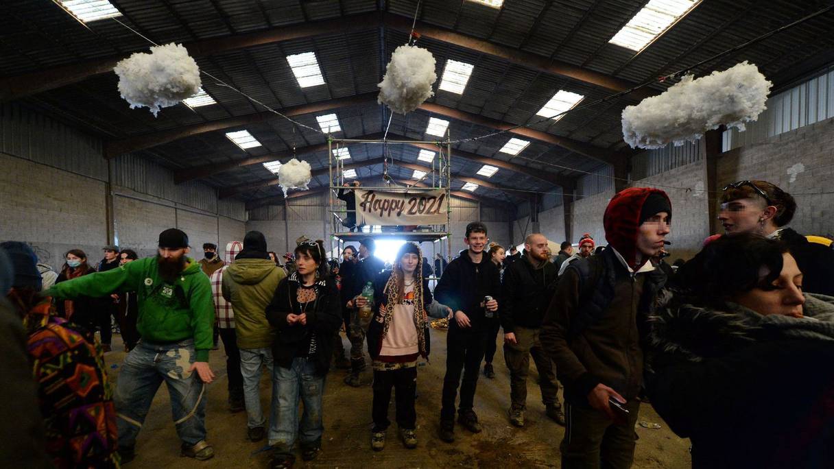 Des participants à une fête sauvage du Nouvel an à Lieuron (environ 40 km au sud de Rennes), le 1er janvier 2021.
