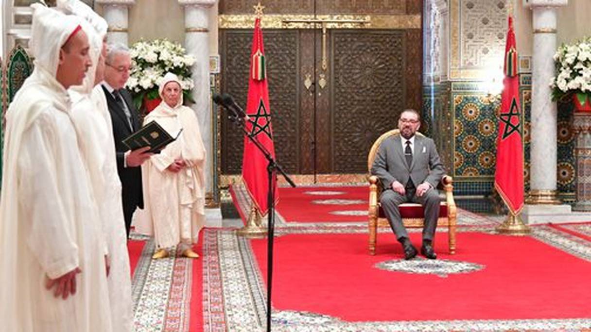Le roi Mohammed VI reçoit les quatre nouveaux membres de la Cour constitutionnelle.
