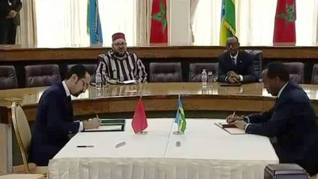 Mohamed Ben Ouda, Directeur Général de SNTL Group, a signé, dans le cadre d’une cérémonie présidée par roi Mohammed VI et Paul Kagamé, Président Rwandais, mercredi 19 octobre à Kigali, deux mémorandums d’entente avec Rwanda Development Board (RDB).
