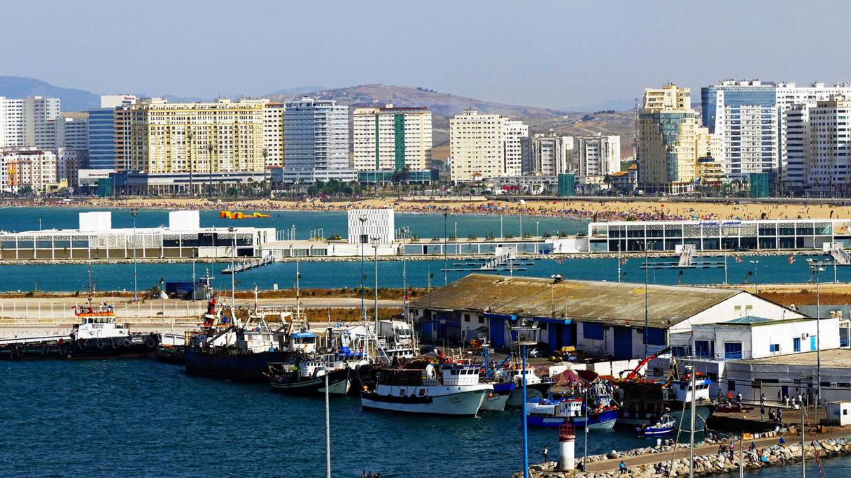 La baie de Tanger, vue depuis le port de Tanger-Ville. Economiquement dynamique, la ville a bénéficié d'un plan de développement quinquennal (2013-2017), le plan Tanger Métropole, au cours duquel près de 9 milliards de dirhams ont été injectés.
