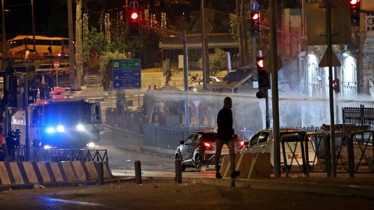 Les forces de sécurité israéliennes utilisent un canon à eau au milieu d'affrontements avec des manifestants palestiniens à l'extérieur de la vieille ville de Jérusalem, le 8 mai 2021.

