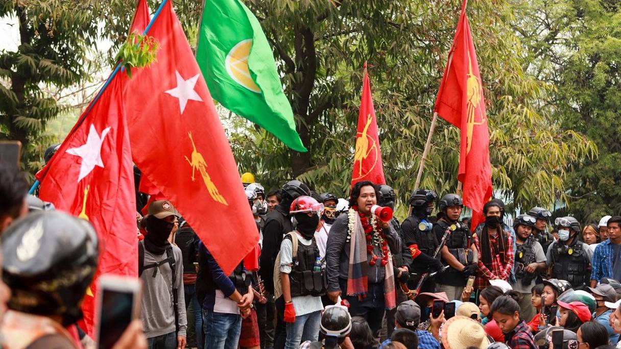 L'activiste Wai Moe Naing (au centre) s'adresse à des manifestants lors d'une manifestation contre le coup d'Etat militaire à Monywa, dans la région de Sagaing (photographie prise par une source anonyme et reçue par l'AFP le 28 mars 2021).
