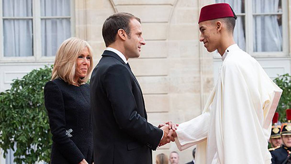 Lors des obsèques de feu Jacques Chirac, le prince héritier Moulay El Hassan salué par le couple présidentiel français, sur le perron de l'Elysée, le 30 septembre 2019. 

