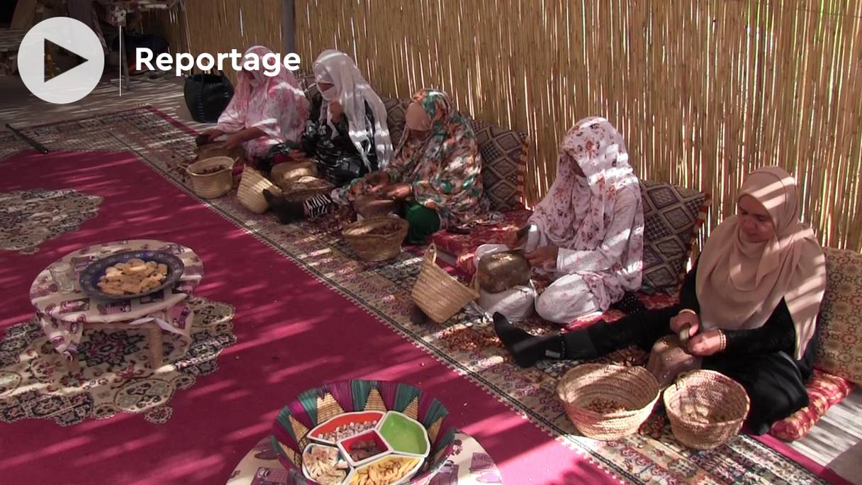 La journée internationale de l’arganier est aussi une manière de reconnaître les femmes rurales marocaines. Ce sont en effet elles qui préparent et produisent l’huile d'argan, qu'elle soit alimentaire ou à usage cosmétique.
