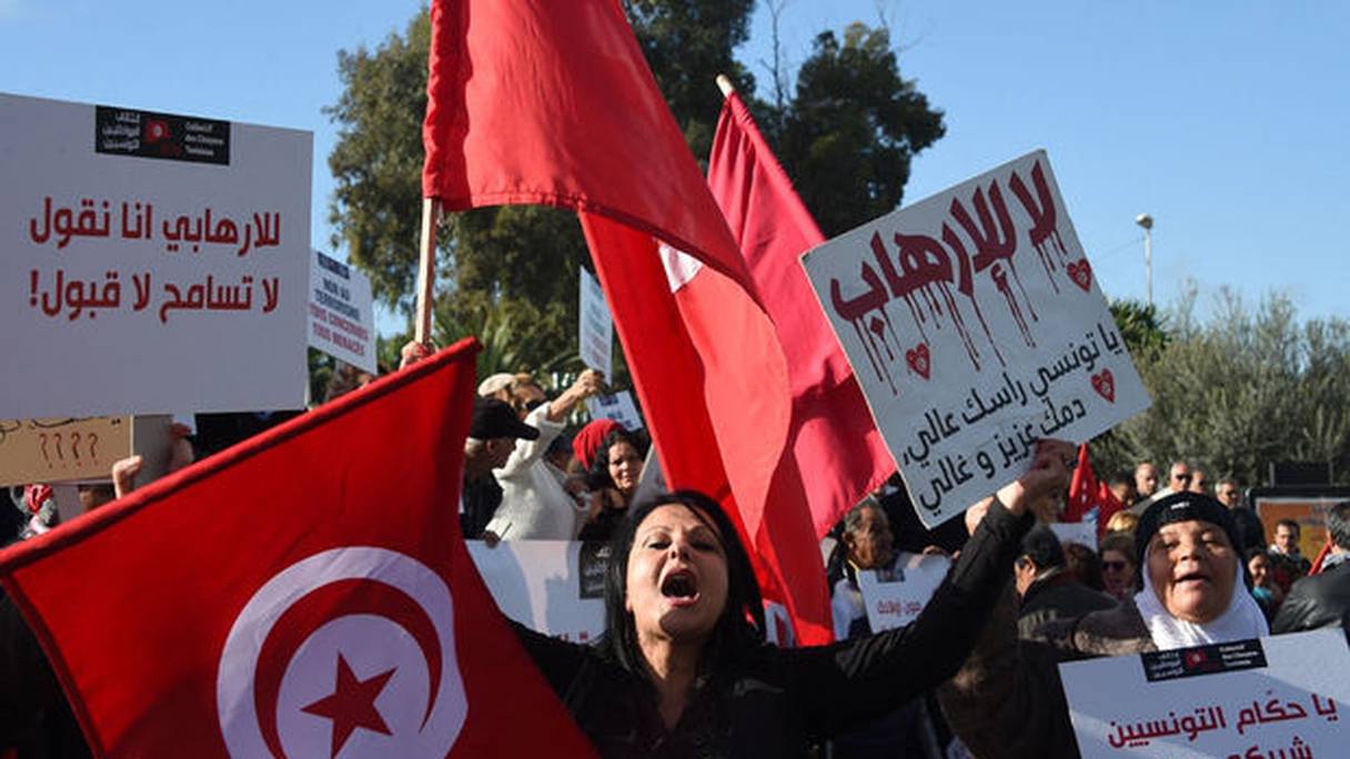 Des Tunisiens manifestent contre un retour des jihadistes et le risque de "somalisation". 
