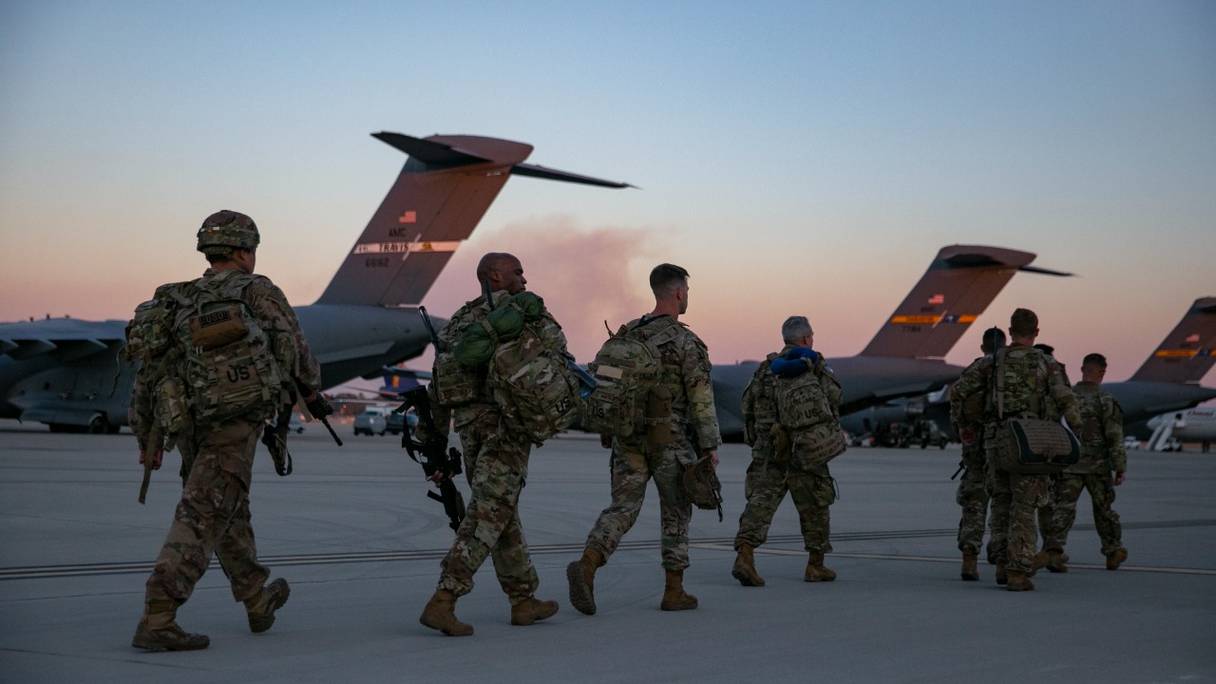 Des soldats américains s'apprêtent à monter à bord d'un avion depuis l'aérodrome de Fort Bragg, en Caroline du Nord, le 14 février 2021. Ils se préparent à se déployer en Europe alors que la crise entre la Russie et l'Ukraine s'intensifie.
