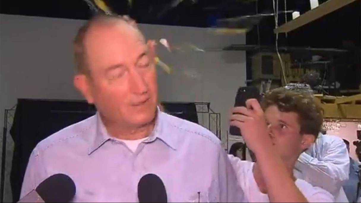 Le brave adolescent écrasant un oeuf sur la tête du sénateur australien d'extrême droite. 
