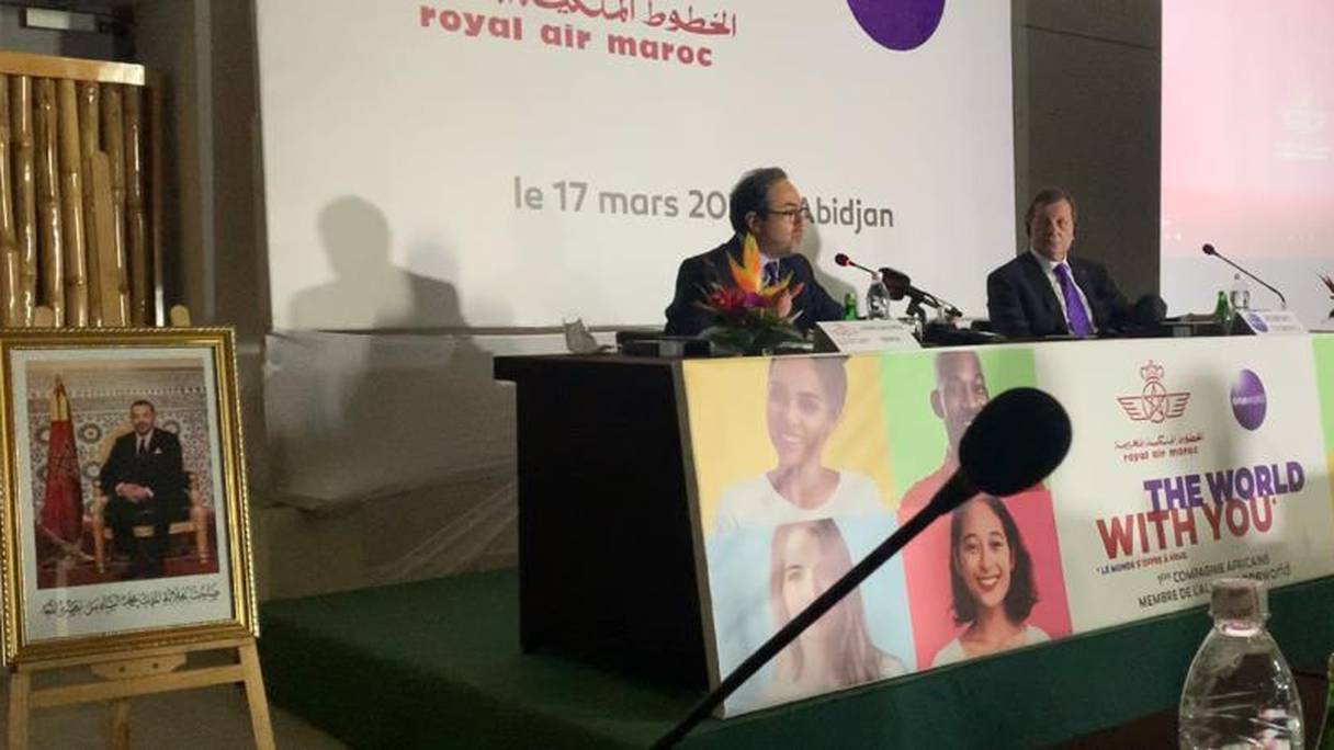 Lors de la conférence de presse animée par le PDG de RAM, Abdelhamid Addou, et le PDG de Oneworld, Rob Gurney, le jeudi 17 mars à Abidjan.
