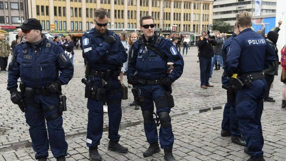 Des policiers finlandais patrouillent à Turku au lendemain de l'attaque au couteau du 18 août 2017.
