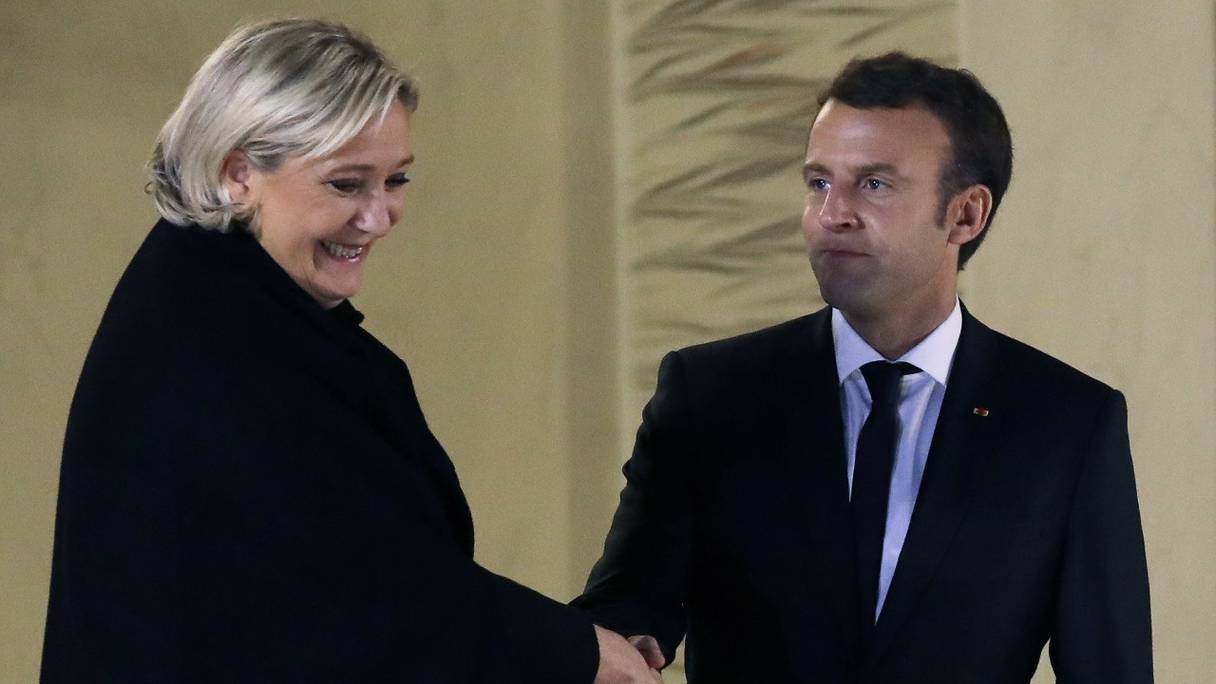La présidente du Front national (FN) d'extrême-droite, Marine Le Pen (à gauche), serre la main du président français Emmanuel Macron après leur rencontre à l'Elysée à Paris, le 21 novembre 2017.
