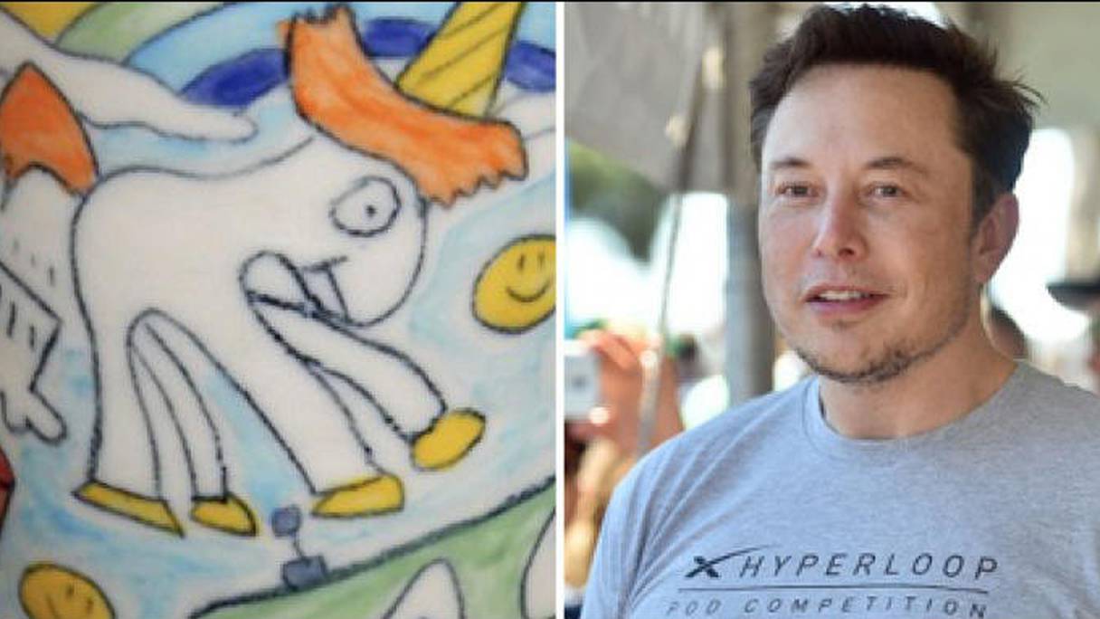 Elon Musk et le fameux dessin "Licorne qui pète" sur un mug.
