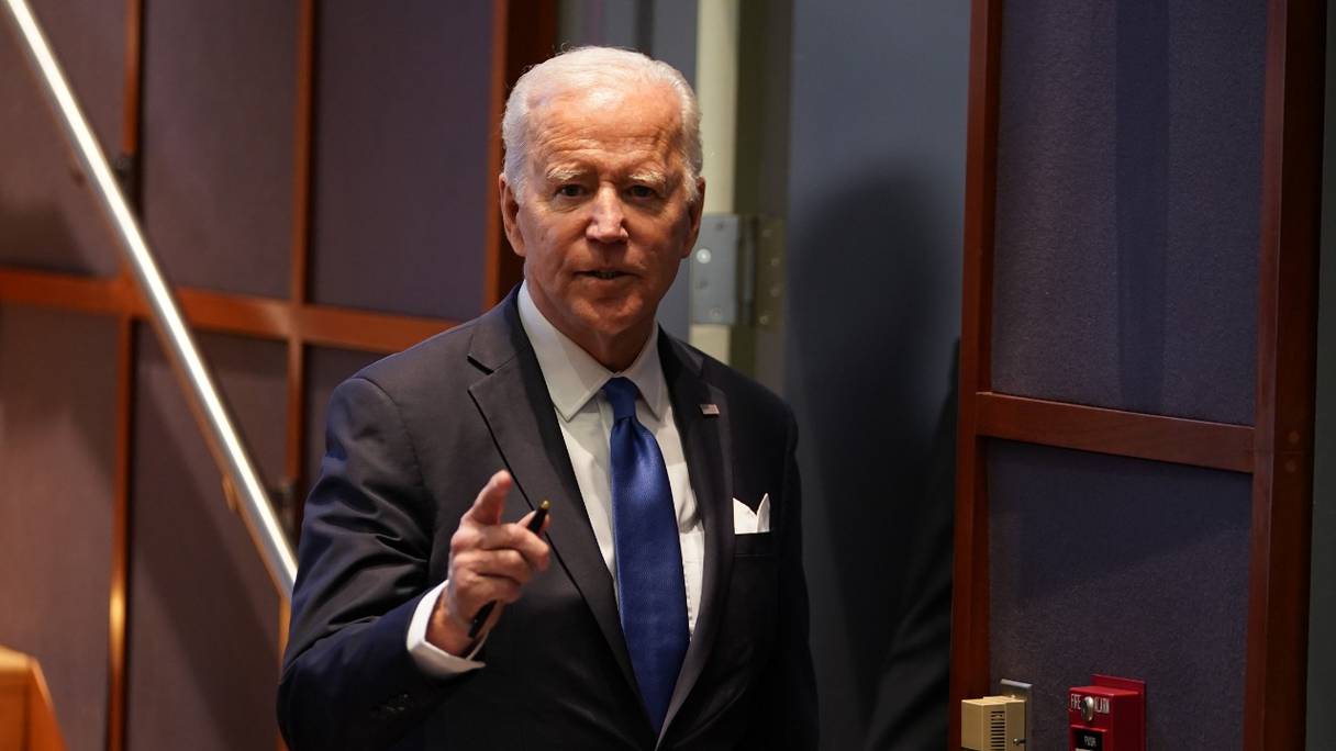 Le président américain Joe Biden répond à une question d'un journaliste, après avoir prononcé un discours sur la riposte des Etats-Unis au variant Omicron, au National Institutes of Health (NIH) de Bethesda, dans le Maryland, le 2 décembre 2021.
