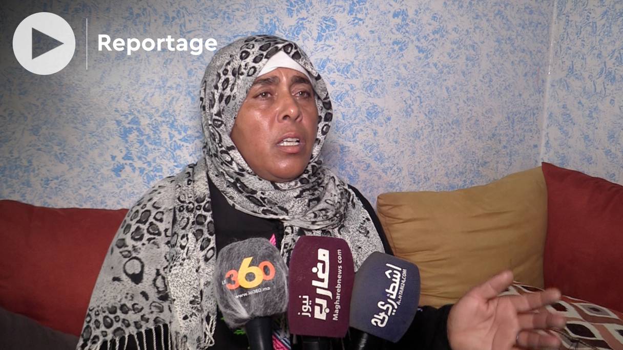 L'épouse de l'une des deux victimes de la tuerie de Sidi Rahal a témoigné à son domicile devant les médias quelques heures après le drame, le 2 novembre 2021.
