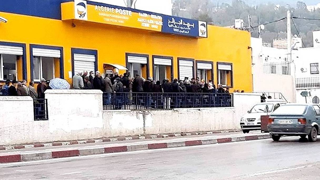 File d'attente devant un bureau de poste, en Algérie. 
