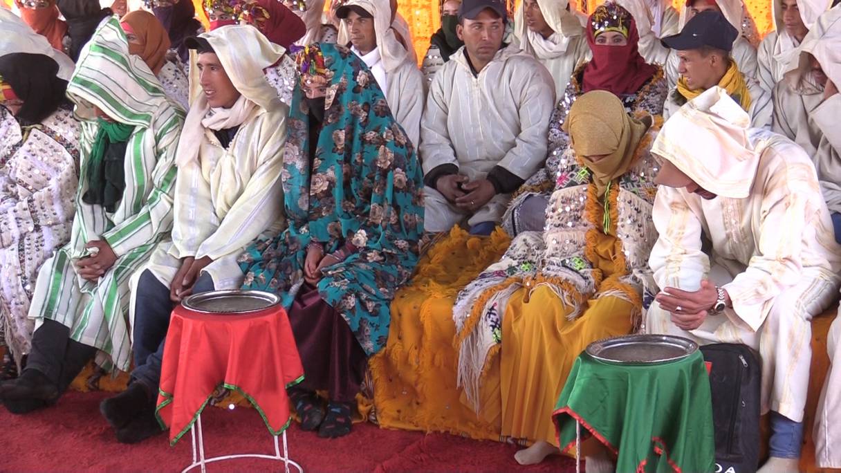 Des jeunes couples lors de la cérémonie de mariage collectif tenue le 24 septembre 2022, et qui marque la clôture du Moussem des fiançailles
