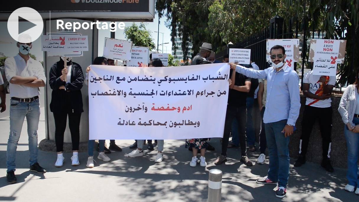 Une manifestation silencieuse a eu lieu devant la cour d'appel de Casablanca en solidarité avec les victimes présumées d'Omar Radi et Souleimane Raissouni.
