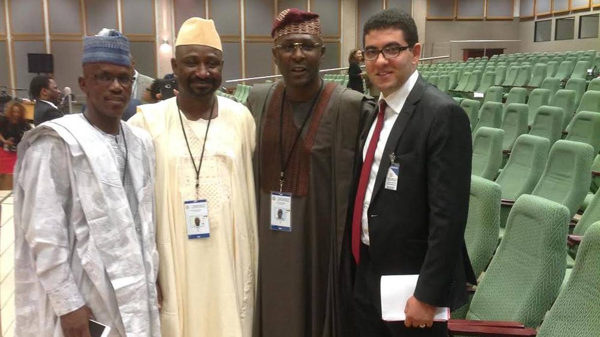 Mehdi Bensaïd, président du forum des jeunes parlementaire africains, en compagnie de représentants du Nigeria et du Niger.
