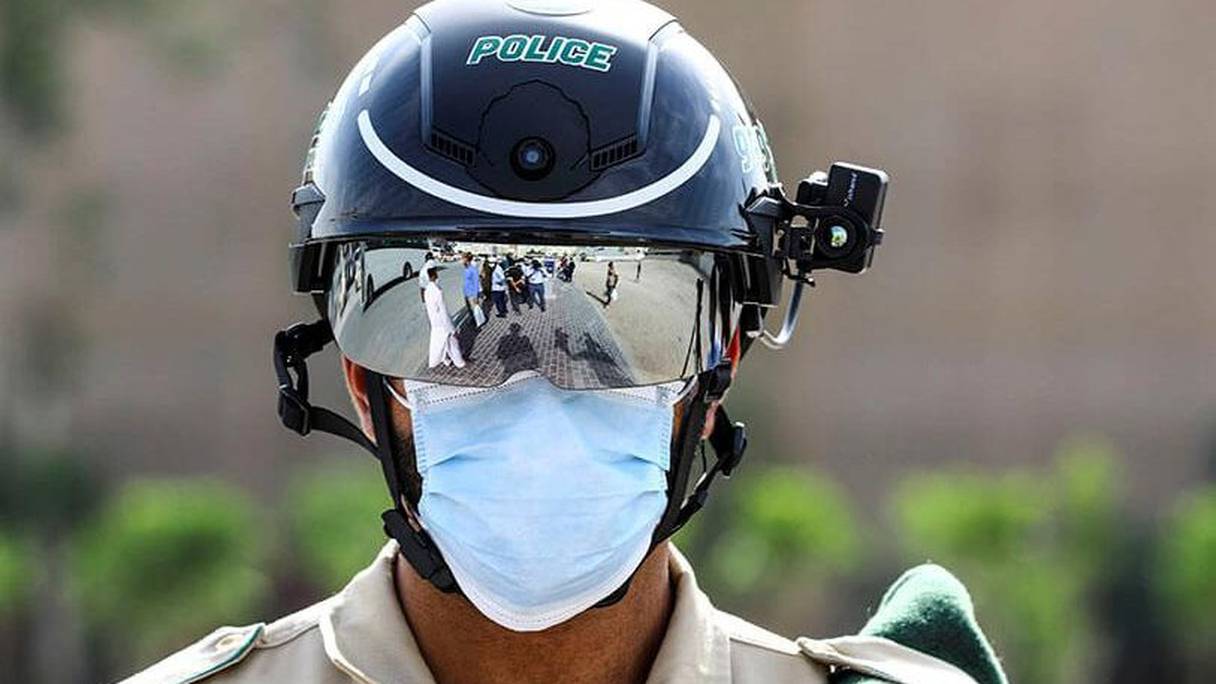 A Dubaï, les policiers portent des casques intelligents qui prennent la température des passants.
