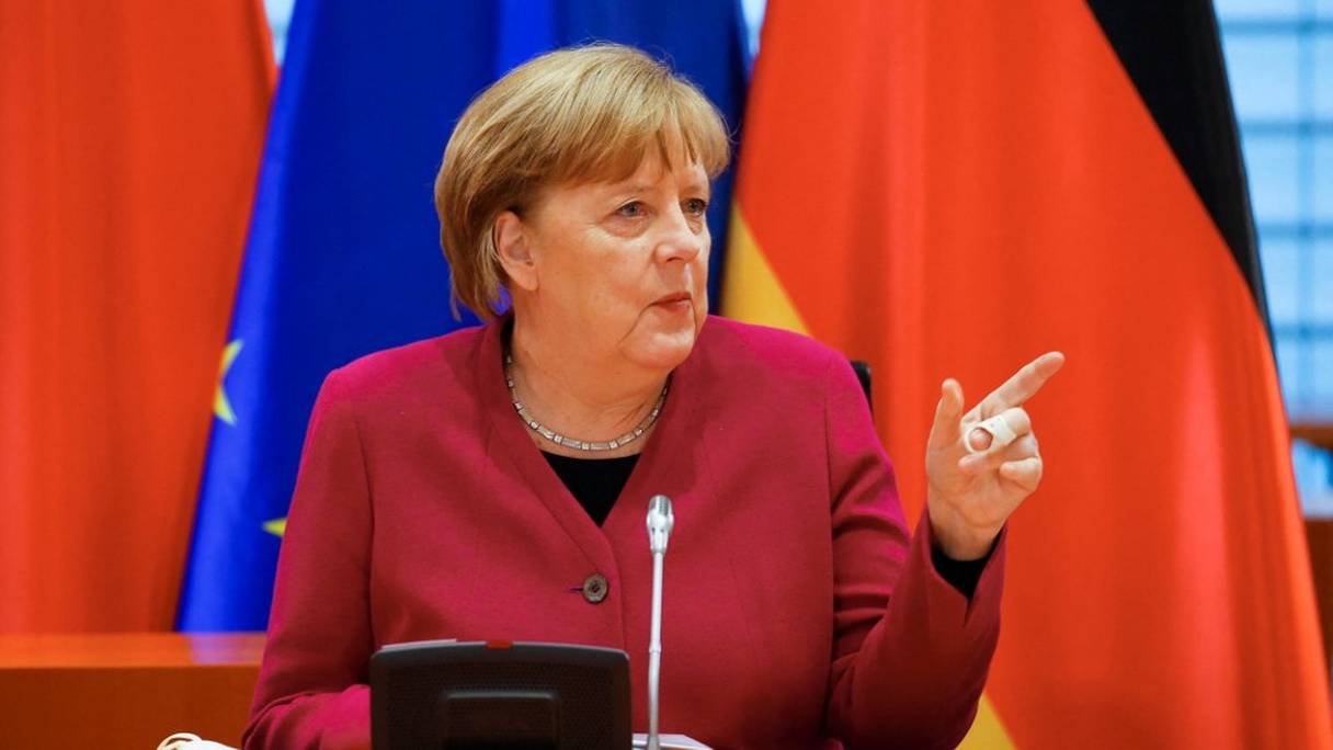 La chancelière allemande Angela Merkel assiste à une réunion par vidéoconférence avec le Premier ministre chinois Li Keqiang (non-visible) le 28 avril 2021 à la chancellerie de Berlin, lors de consultations gouvernementales virtuelles germano-chinoises.
