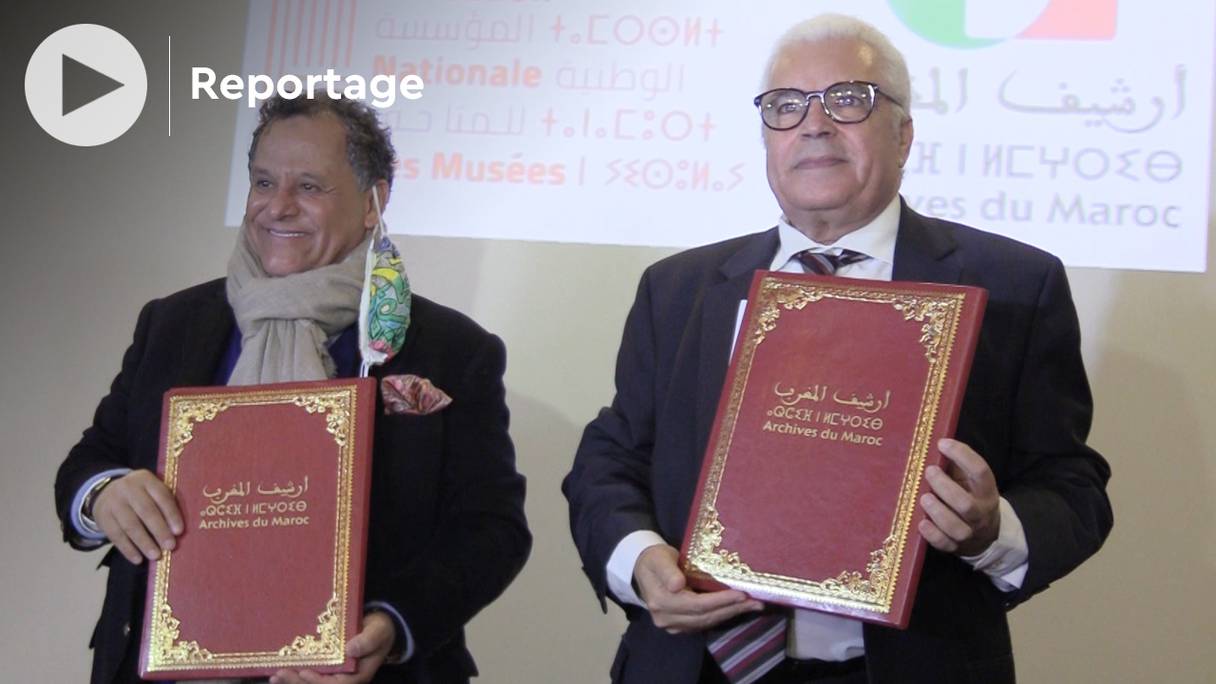 Mehdi Qotbi, président de la Fondation nationale des musées (FNM), et Jamaâ Baida, directeur des Archives du Maroc, lors de la remise à ce dernier de quelque 50.000 documents, le 30 novembre 2021.
