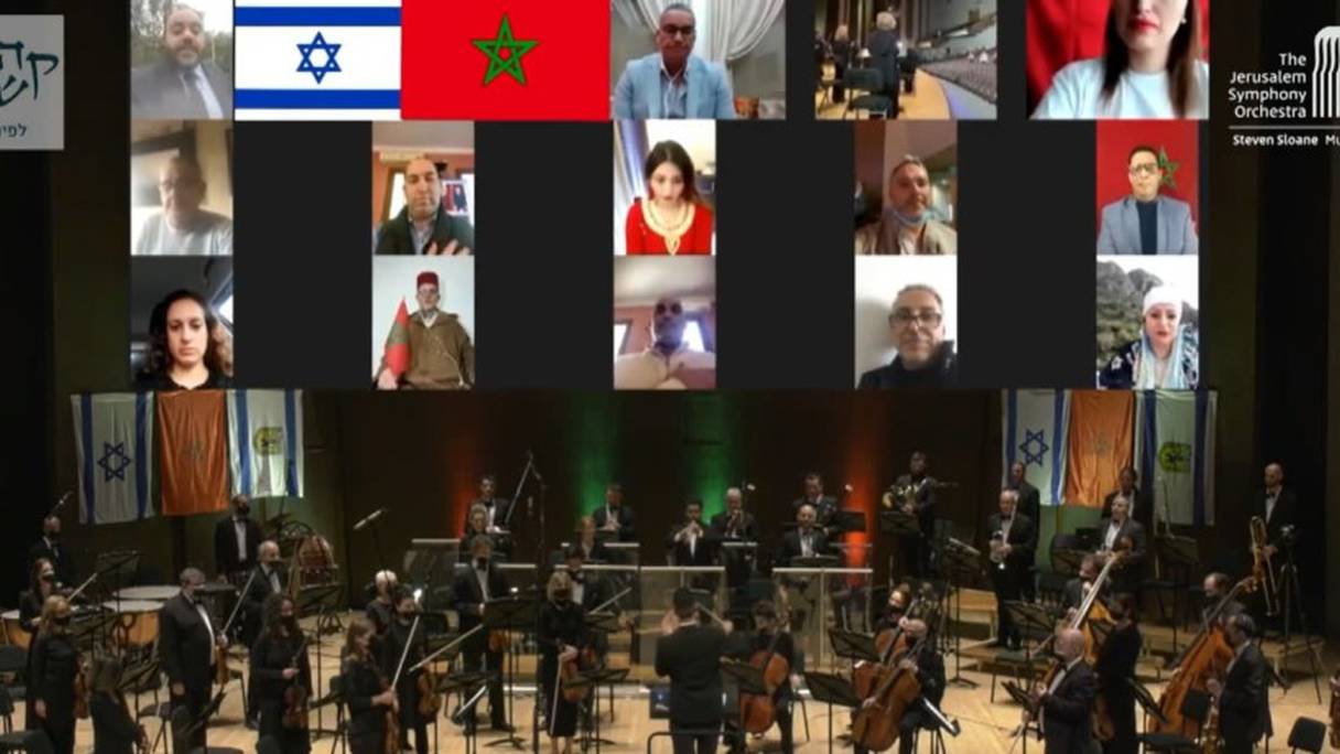 L'orchestre symphonique de Jérusalem interprète l'hymne marocain.
