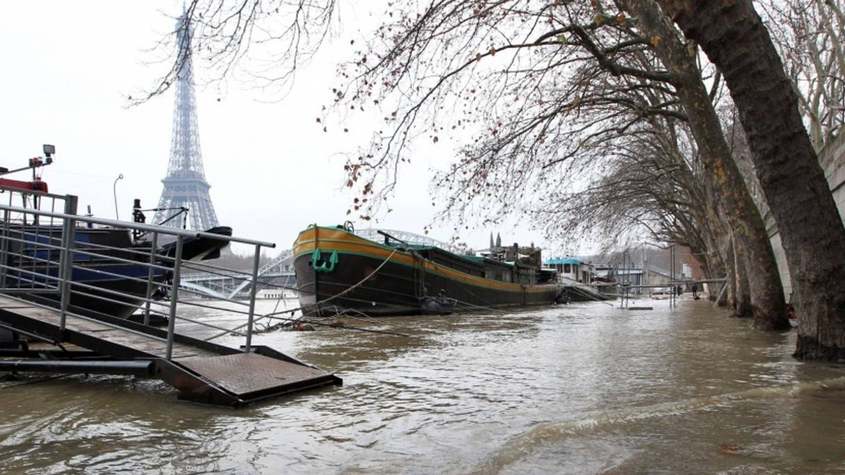 A Paris, la Seine a débordé sur les quais.
