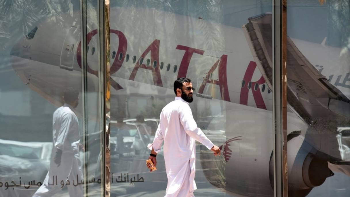 Un homme devant une publicité pour la compagnie Qatar Airways, à Riyad le 5 juin 2017.
