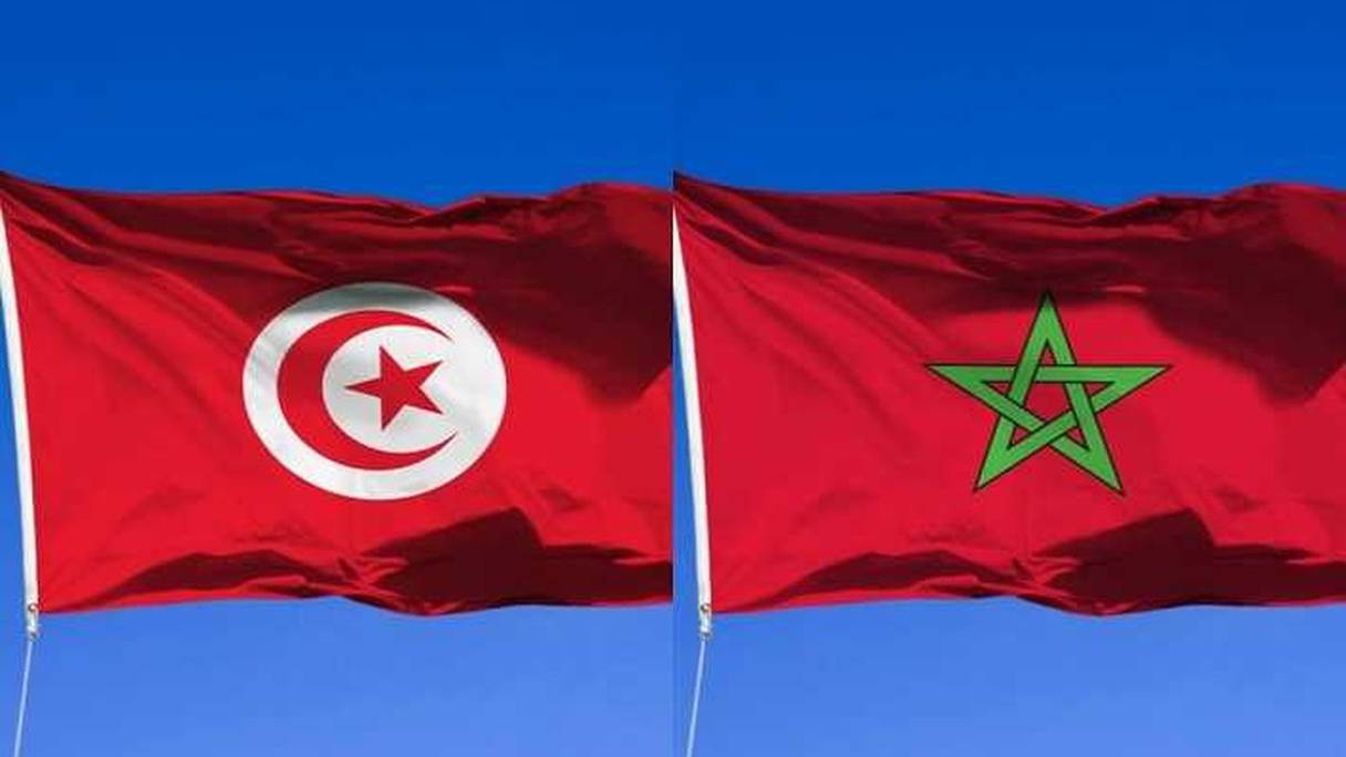 Les drapeaux tunisien et marocain.
