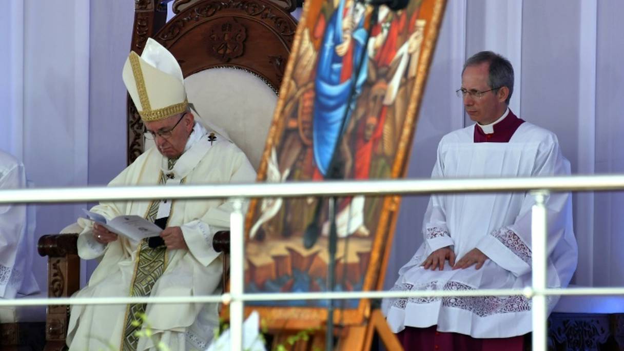 Le pape François (G) célèbre samedi 29 avril 2017 une messe devant des milliers de fidèles dans un stade du Caire.
