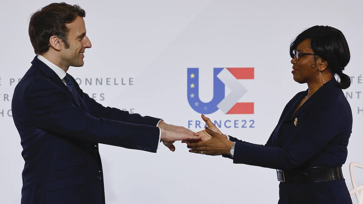 Le président français Emmanuel Macron accueillant la ministre déléguée à l’Égalité femmes-hommes, Élisabeth Moreno, lors d'une réunion consacrée à l'égalité des genres au travail, le 8 mars 2022 à Paris.

