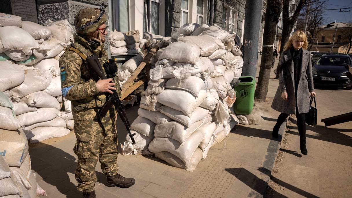 Un militaire ukrainien garde un poste de contrôle militaire dans la ville de Zhytomyr, dans le nord de l'Ukraine, le 23 mars 2022.
