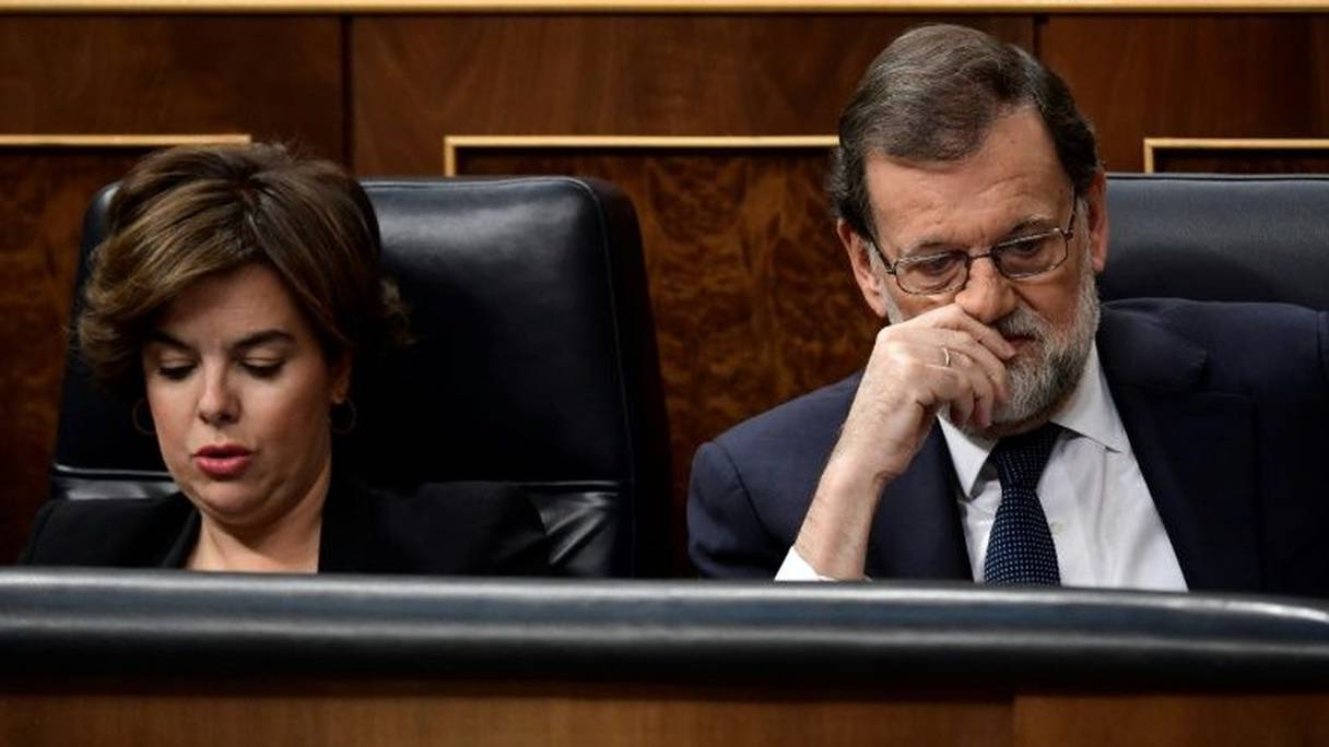 La vice-présidente du gouvernement Soraya Saenz de Santamaria et le Premier ministre espagnol Mariano Rajoy, le 11 octobre 2017 au Parlement à Madrid.
