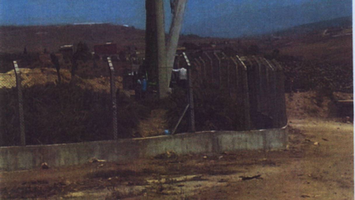 Après les tranchées, Alger dresse un "mur de fer" à sa frontière avec le Maroc.
