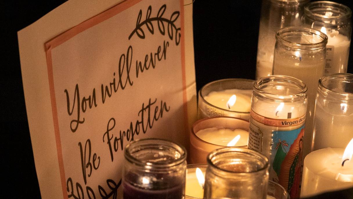 Veillée aux chandelles en hommage à la directrice de la photographie Halyna Hutchins, accidentellement tuée par le tir d'un pistolet que tenait l'acteur Alec Baldwin, à Burbank, Californie, le 24 octobre 2021.
