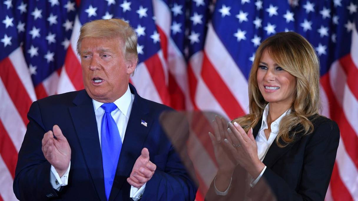 Le président américain et la première Dame, Melania Trump, après son allocution où il revendique la victoire aux élections, dans l'un des salons de la Maison-Blanche, à Washington, le 4 novembre 2020.  
