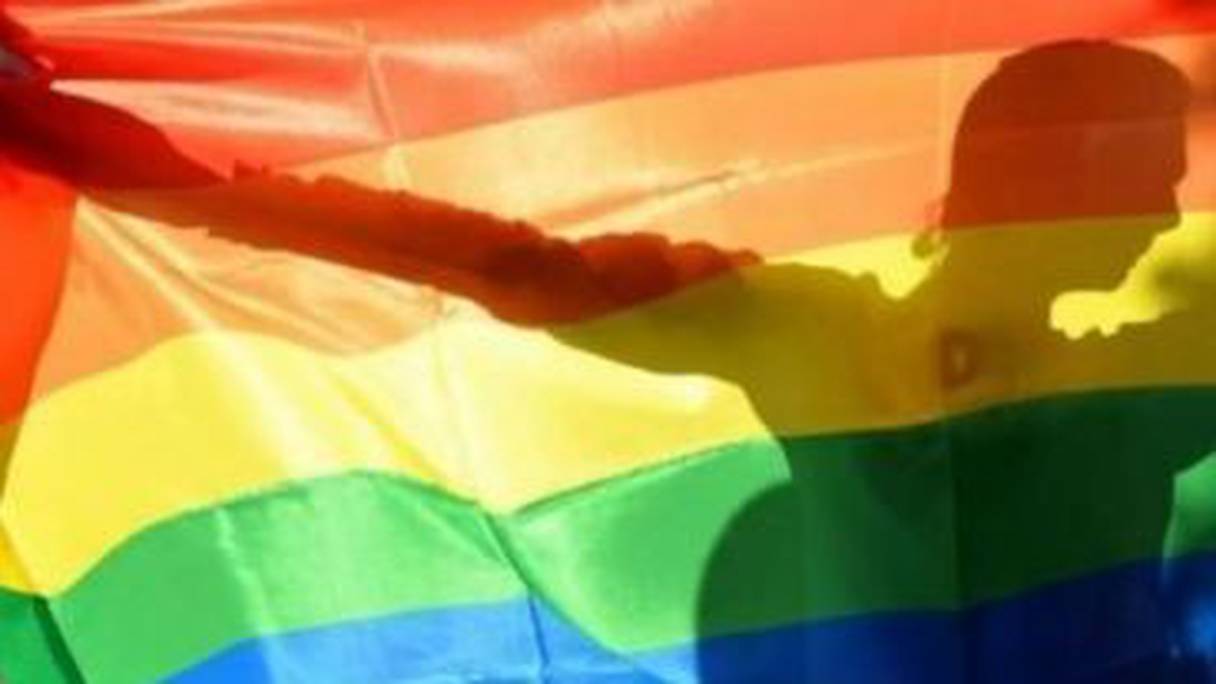 Le drapeau arc-en-ciel, symbole identitaire de la communauté LGBT.
