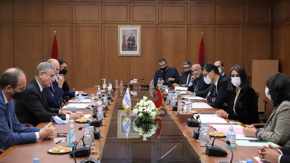 La ministre de l'Economie et des Finances, Nadia Fettah Alaoui, s'entretient avec le vice-président de la Banque mondiale pour la région Moyen-Orient et Afrique du Nord (MENA), Ferid Belhaj, au siège du ministère, à Rabat, le 10 novembre 2021.
