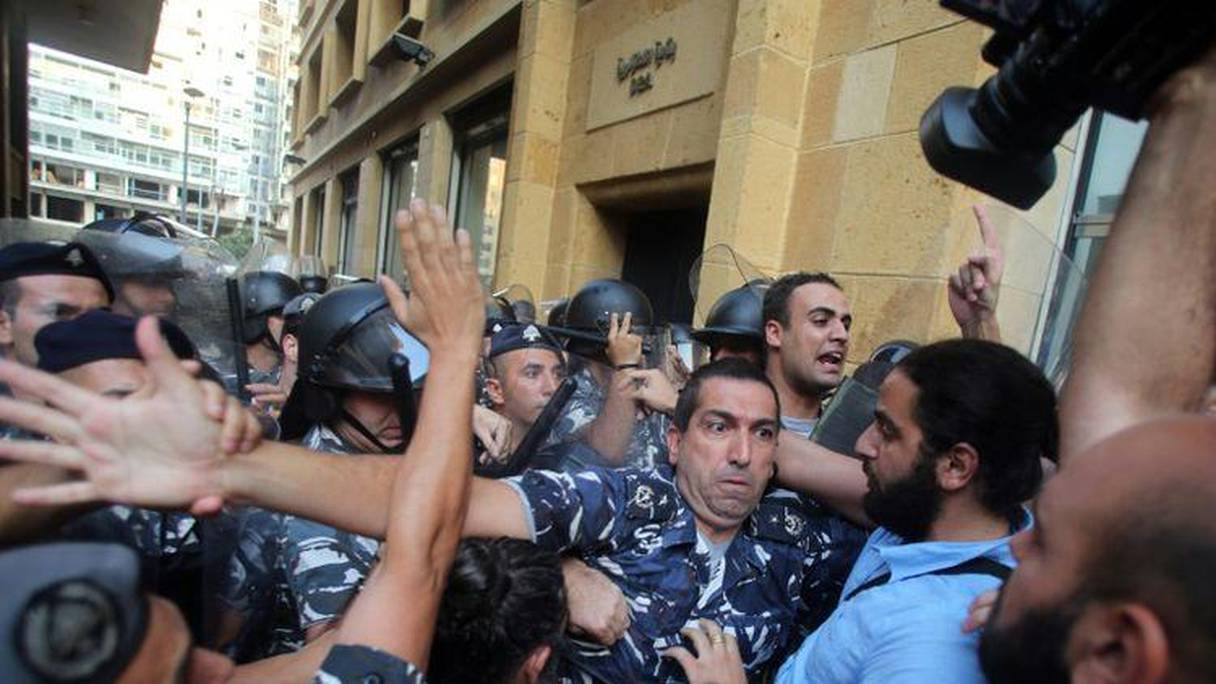 La police évacue le ministère de l'Environnement à Beyrouth occupé par des manifestants, le 1er septembre 2015.
