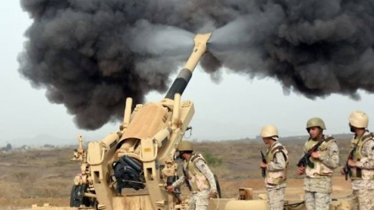 L'artillerie de l'armée saoudienne déployée vers le Yémen, à une position proche de la frontière saoudo-yéménite, dans le sud-ouest de l'Arabie saoudite.
