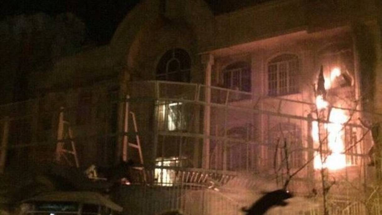 L'ambassade saoudienne à Téhéran en flammes.
