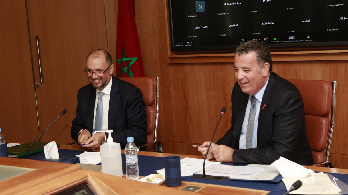 Mohcine Jazouli (à gauche) ministre délégué chargé de l'Investissement, et Chakib Alj, président de la CGEM, lors d'une rencontre organisée au siège de la Confédération patronale, à Casablanca, le 8 novembre 2021.
