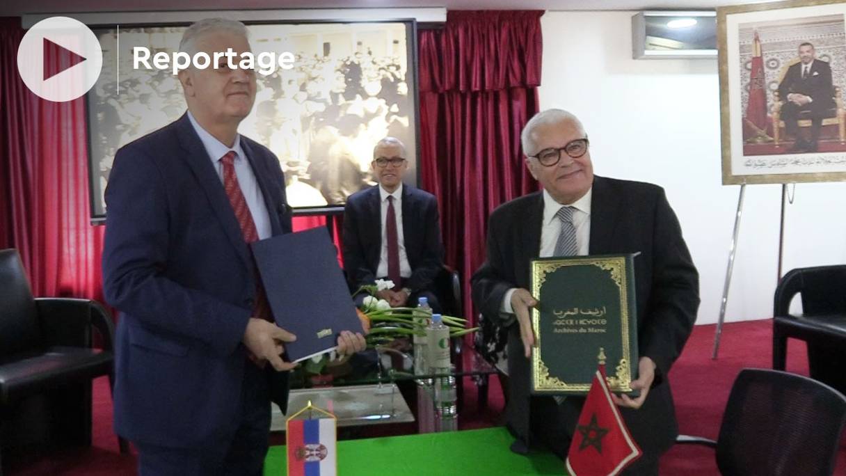Jamaa Baida, directeur des Archives du Maroc, et son homologue serbe, Milan Terzi, ont signé un mémorandum, à Rabat, le 15 mars 2022, en présence de l’ambassadeur serbe, Ivan Bauer.
