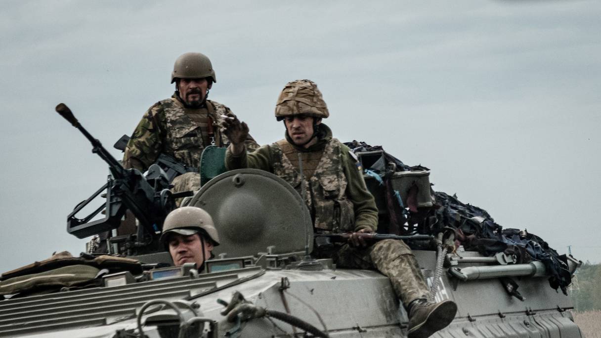 Des soldats ukrainiens à bord d'un véhicule blindé de transport de troupes, à Sloviansk, dans l'est de l'Ukraine, le 29 avril 2022
