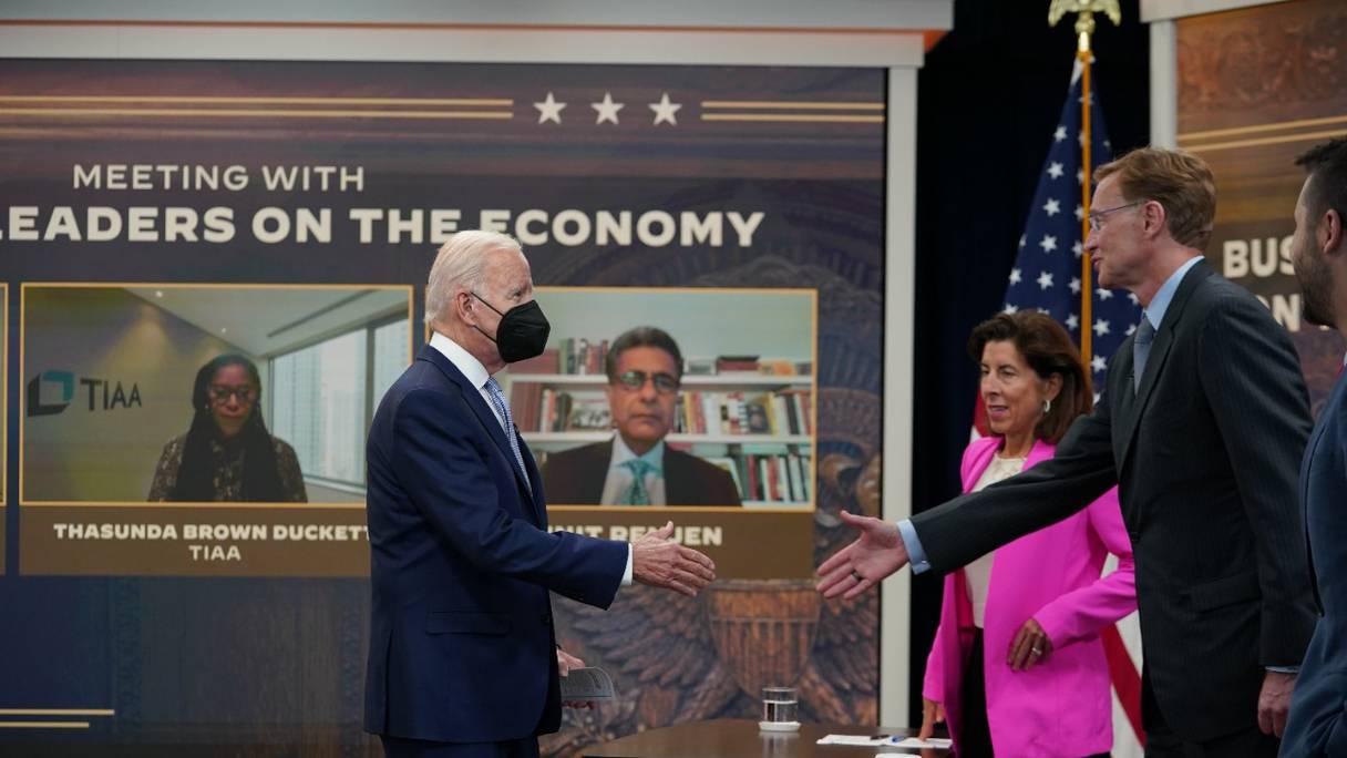 Le président américain Joe Biden, avant une réunion sur l'économie au South Court Auditorium de l'Eisenhower Executive Office Building, à côté de la Maison Blanche, à Washington, le 28 juillet 2022.
