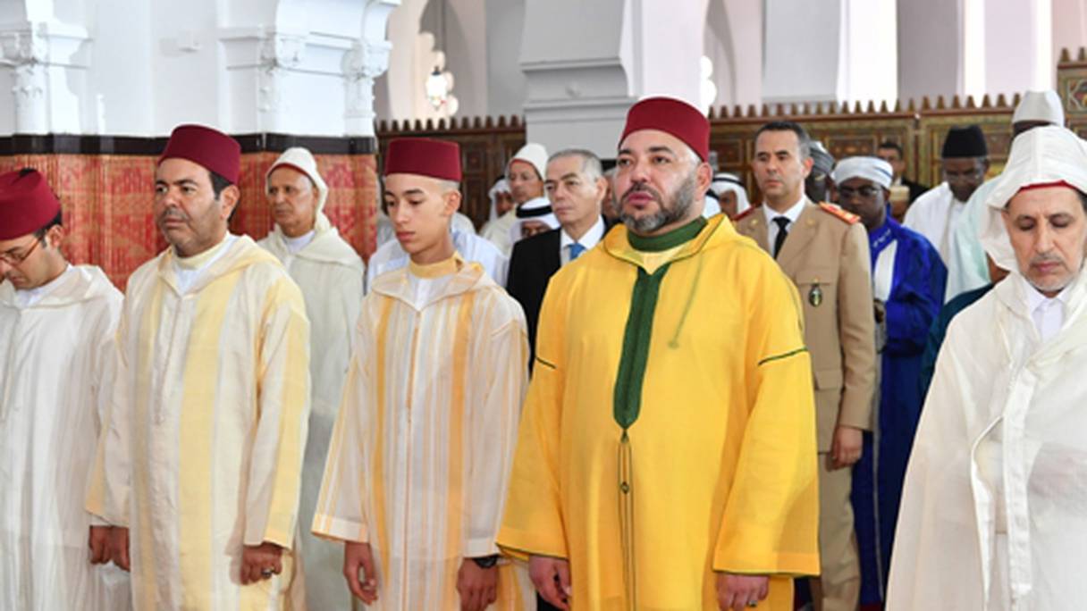 Le roi Mohammed VI a accompli la prière de l'Aïd Al-Fitr à la Mosquée Ahl Fès.
