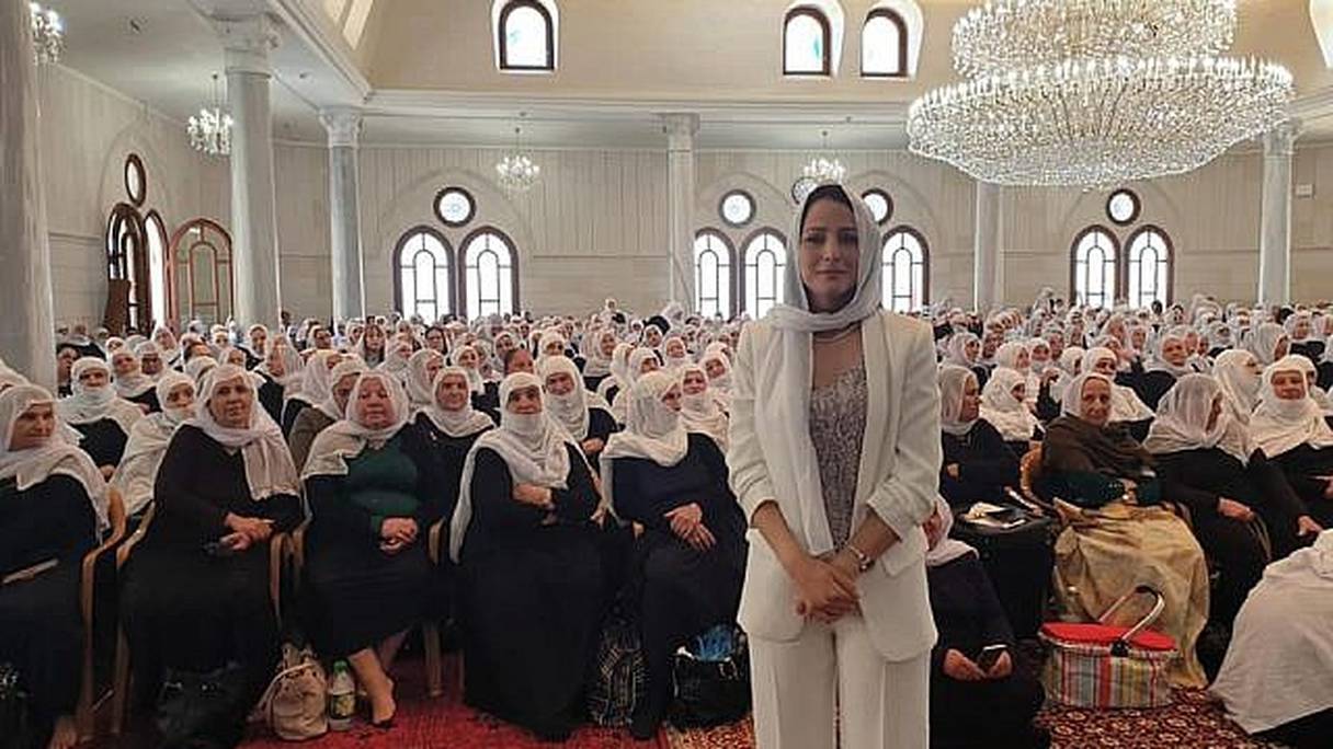 Gadeer Kamal Mreeh avec une assemblée de femmes druzes.
