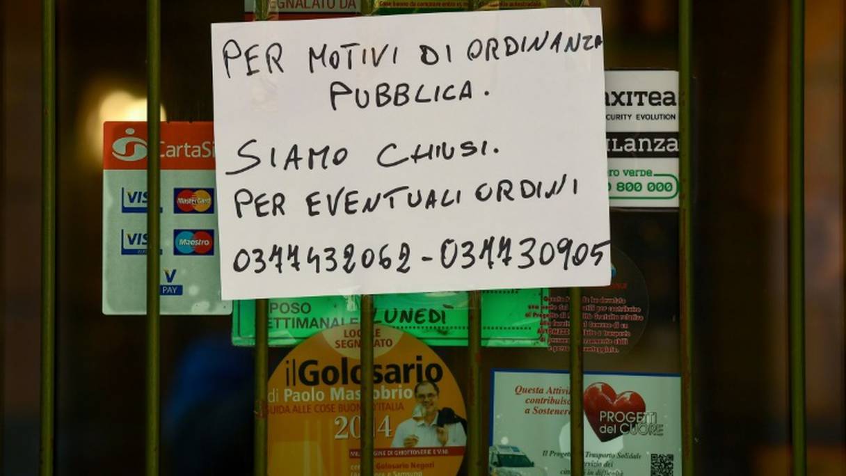 Une affichette "Fermé par décret municipal" sur la vitrine d'une boutique à Codogno, au sud-est de Milan, le 22 février 2020 en Italie.
