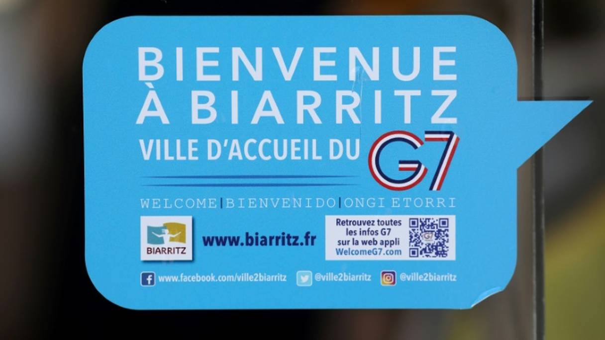 Un autocollant sur une vitre accueille les visiteurs à Biarritz pour le G7.
